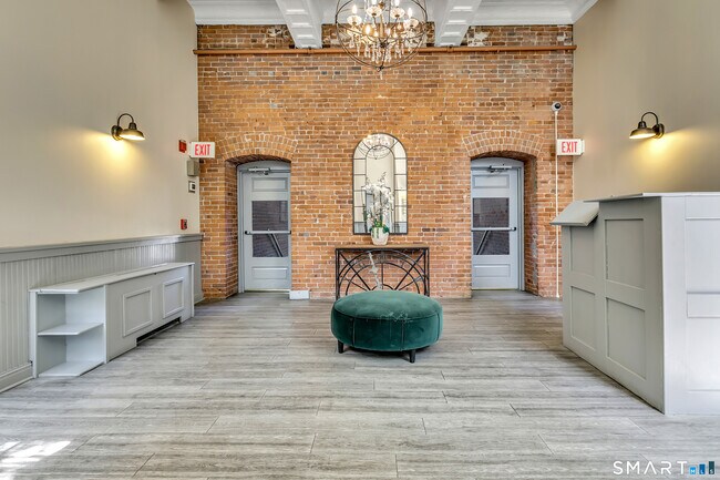 Building Photo - 25 Grand St