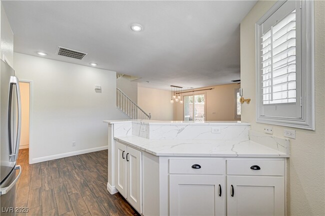 Building Photo - 25 Lone Cove Ct