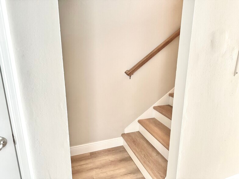 Building Photo - 6054 Amberly Ct