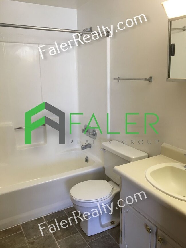 Building Photo - Spacious 2 Bed, 1.5 Bath Townhome