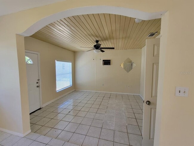 Building Photo - 2466 Lakeshore Cir