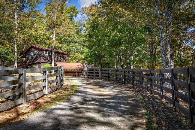 Building Photo - 212 Dogpatch Ln