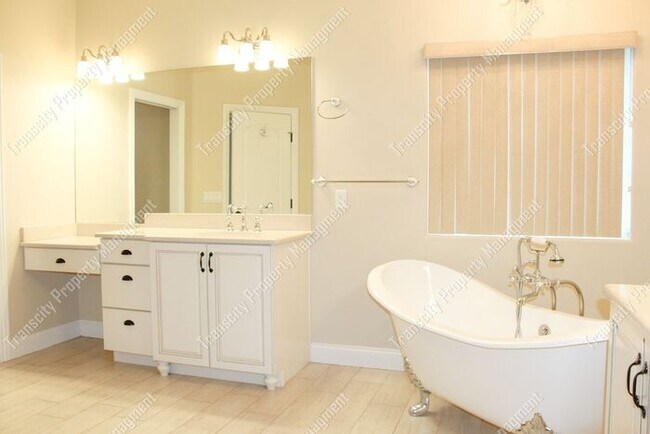 Building Photo - Spacious Custom Home Near Lindsay and McKe...