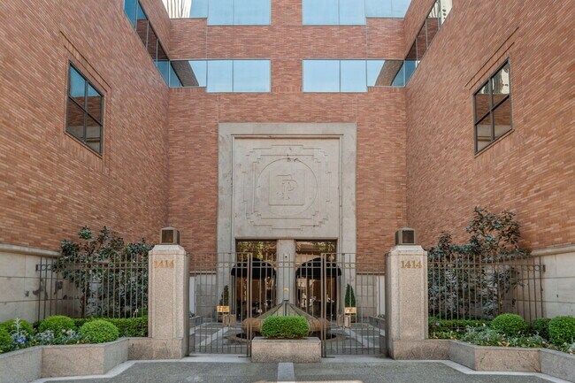 Building Photo - 1414 SW 3rd Ave