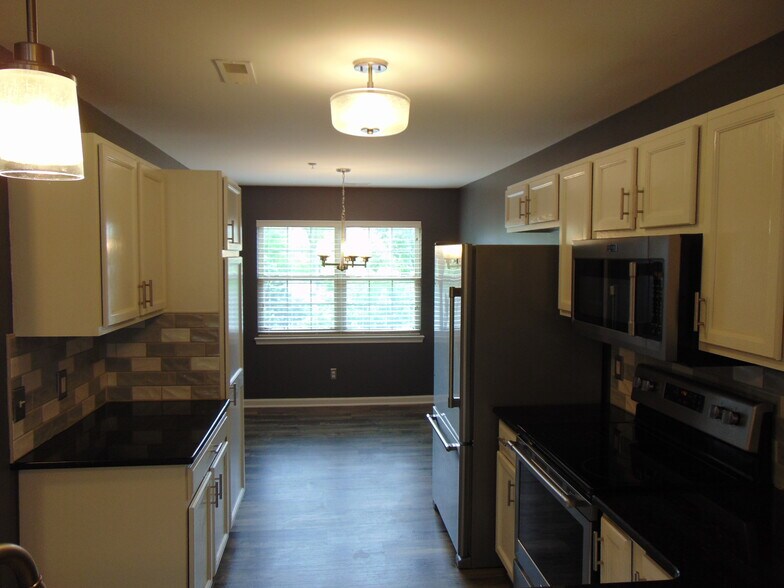 Building Photo - 129 E Bay Dr