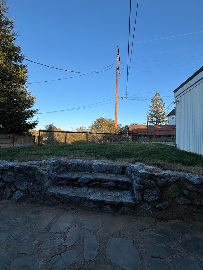 Building Photo - Charming Stone Cottage Available