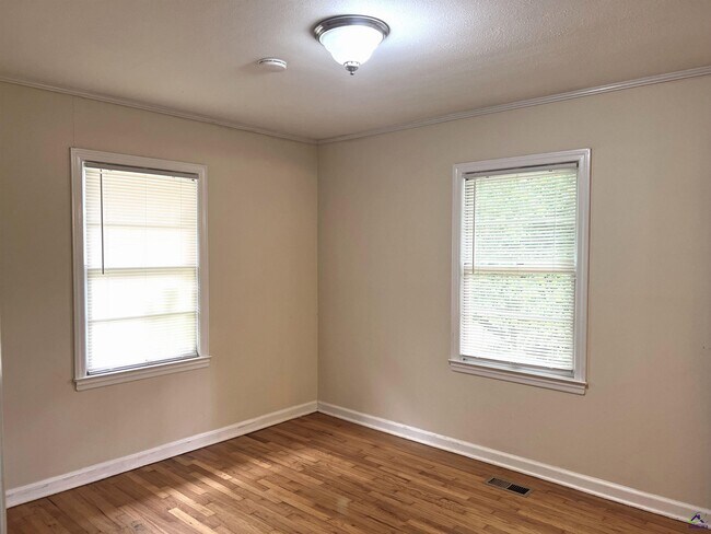 Building Photo - 230 Roycrest Dr