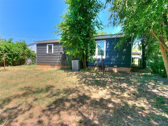 Building Photo - 3220 NE 14th Pl