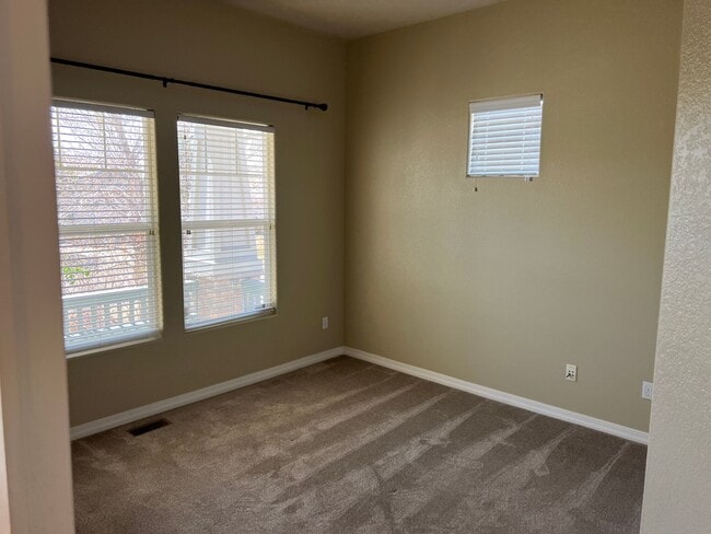 Building Photo - Pine Creek 5bd Home on Corner Lot 6 month ...