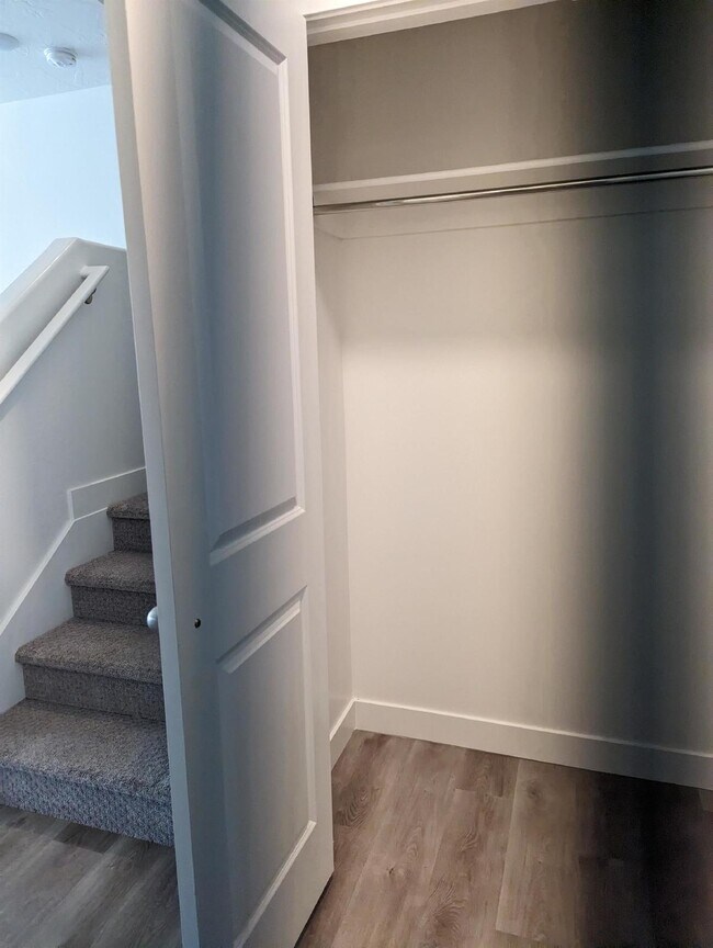 Building Photo - Azalea Townhome Poolside Living 3 Bed 2.5 Bath Smart Home - Looking for 2 Female Roommates