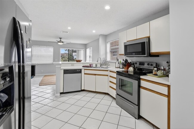 Building Photo - 9481 Oak Grove Cir