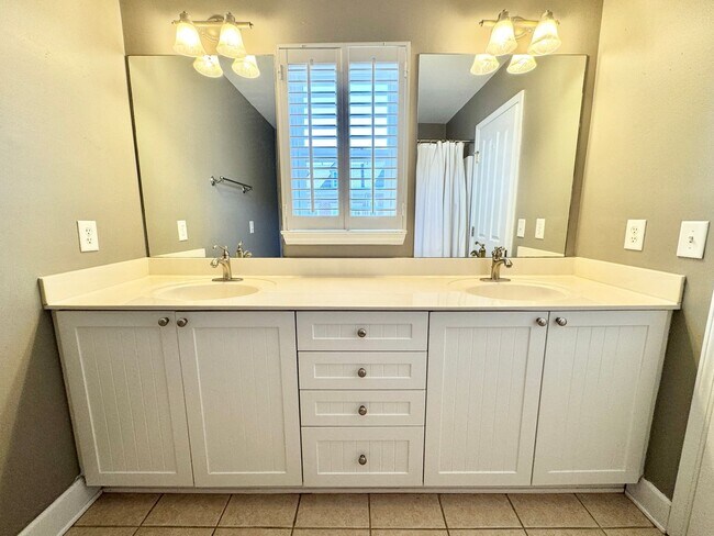 Building Photo - 3 Bed, 2.5 Bath Townhome w/ 2 Car Garage