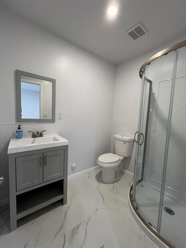 Building Photo - 811 NW 21st Ct