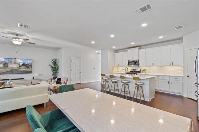 Building Photo - 3007 Salvidar Bend
