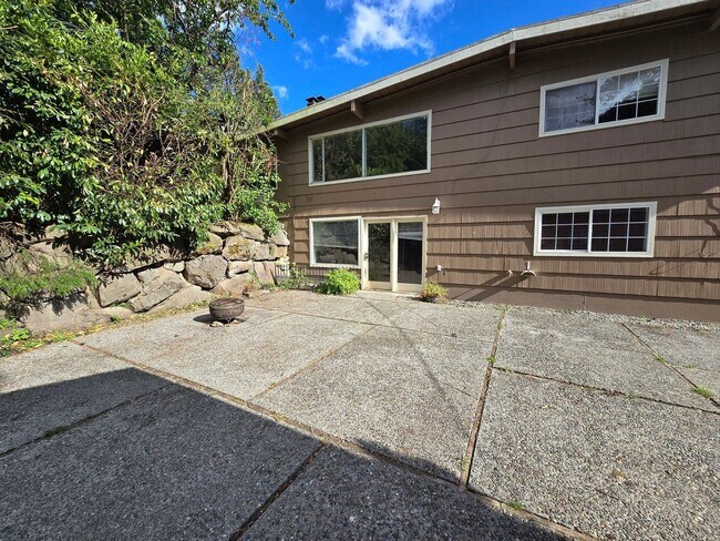 Building Photo - Updated 2-Story home with Day light basement. Big lot w/ RV & Boat parking