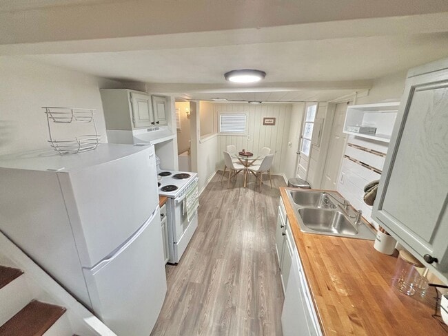 Building Photo - Furnished 2bd | Free internet 1 year!