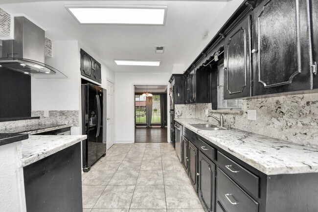 Building Photo - 5001 Glenhaven Dr