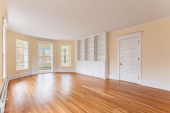 Building Photo - Stunning oversized 2 Bed/2Bath Condo in Cr...