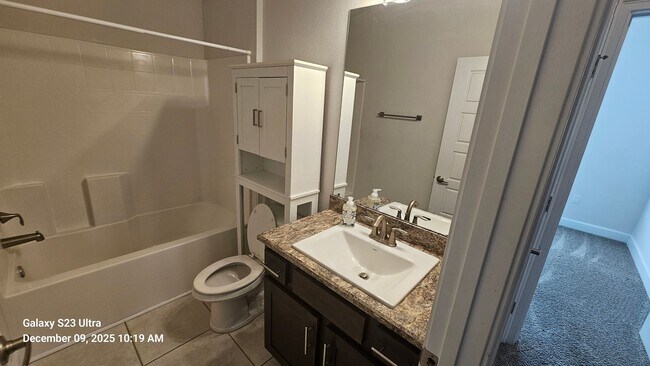 Building Photo - Warm & Inviting Home