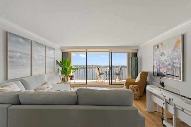 Building Photo - 130 Lakeshore Dr