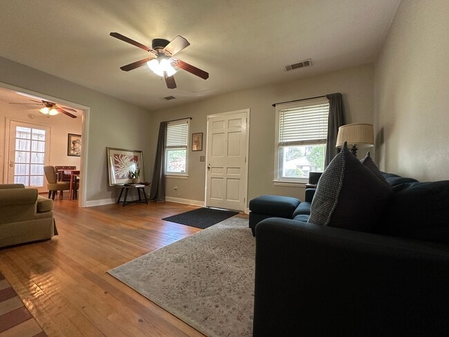 Building Photo - 3 BED | 1 BATH | SPACIOUS GATED BACKYARD |...