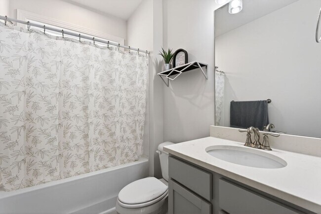 Building Photo - Like New 4BR Ranch with Modern Finishes & Prime Location in Elgin