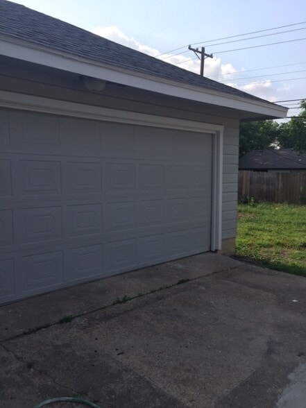 Building Photo - 1527 Hillside Dr