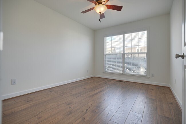 Building Photo - 1105 McDonough Cir