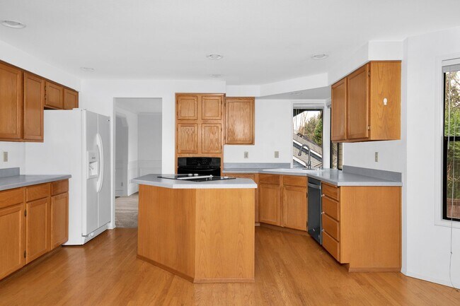 Building Photo - Open 3 Bedroom in Nice Neighborhood Close to Everything