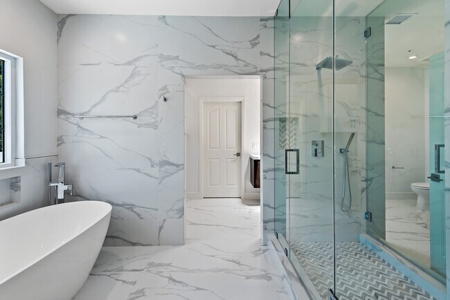 Primary on-suite bathroom - 321 S Swall Dr