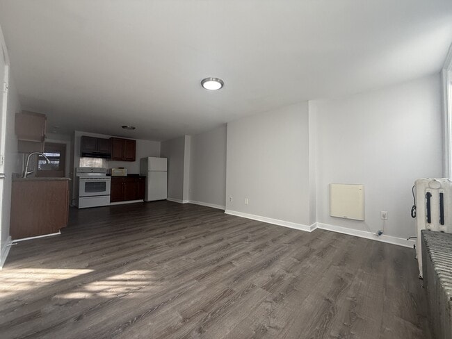 Building Photo - 33 Elm St