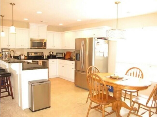 Building Photo - 2117 Grove Landing Way