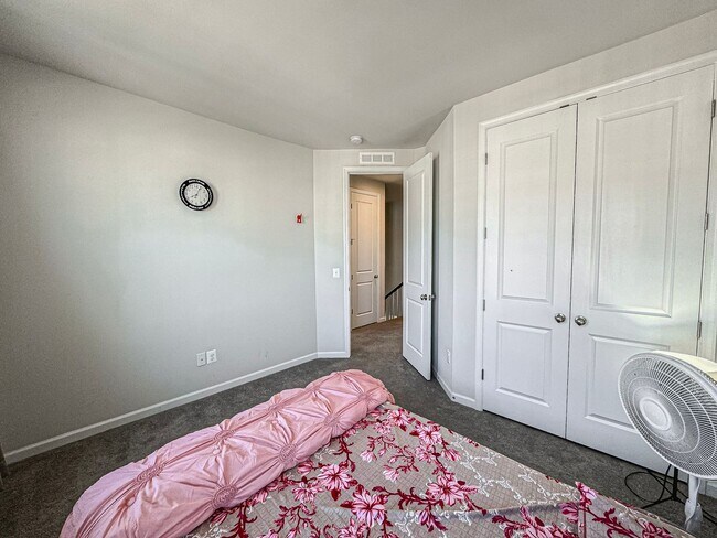 Building Photo - Stunning and Spacious 4 Bed 3.5 Bath End Unit Townhome In Highly Desired Goose Creek Club