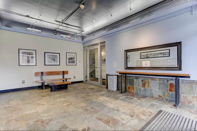 Building Photo - Beautiful and Spacious Loft-Style Condo 1 Bed/1.5 Bath Near Ballpark