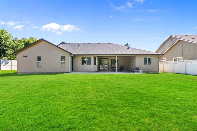 Building Photo - 2480 W San Remo Ct