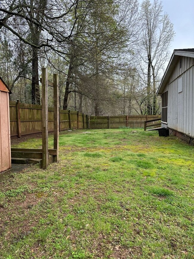 Building Photo - Large Home on the Eastside on a deadened street - Pre Lease