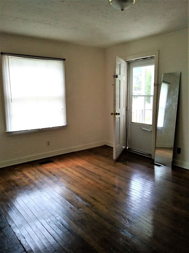 Building Photo - 925 Biggs St