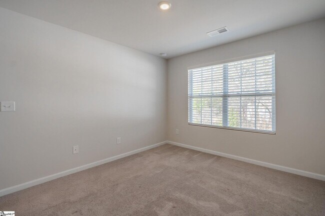 Building Photo - 14 Loebner Ln