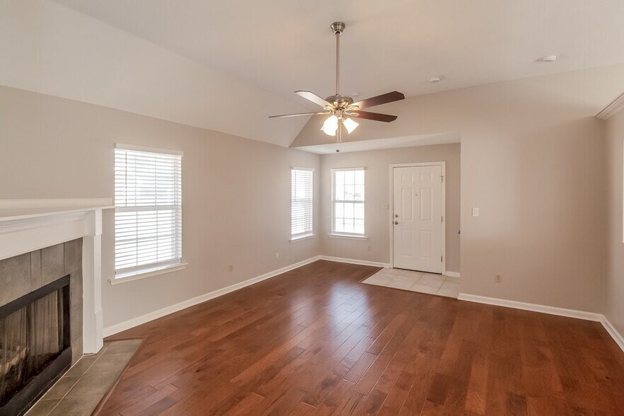 Building Photo - 7677 Fox Hunt Dr E