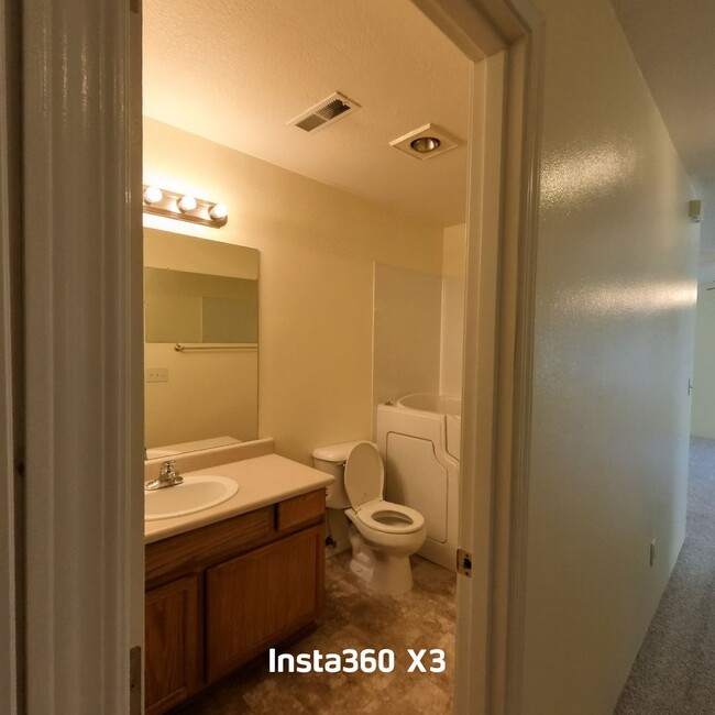 Building Photo - Charming 3 Bed 2 Bath Medford Townhome