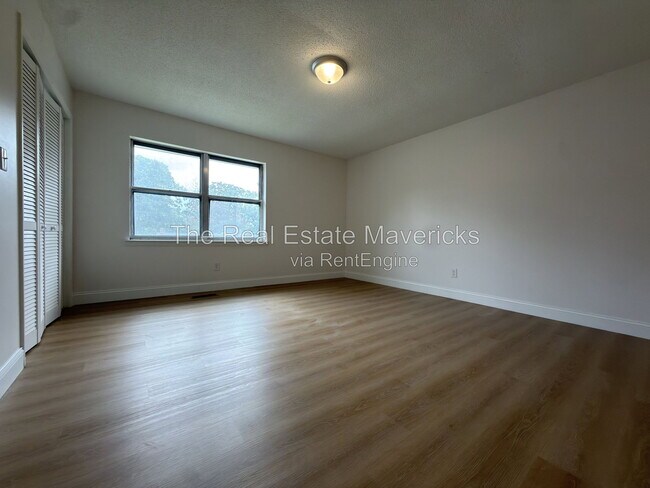 Building Photo - 2318 Green Forest Dr