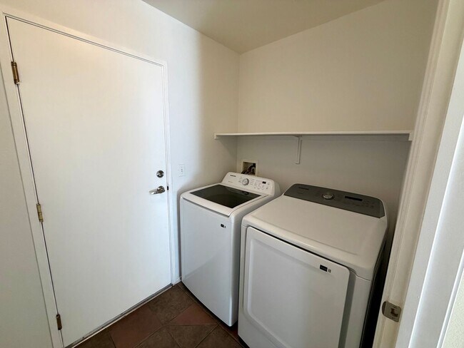 Building Photo - 2 bedroom townhome with back yard in Boulder Ranch