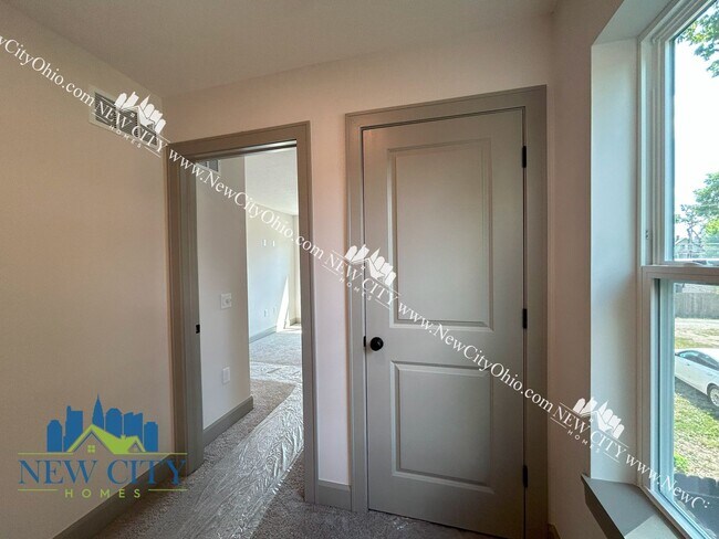 Building Photo - ONE MONTH FREE RENT! Apply by 8/31! Newly ...