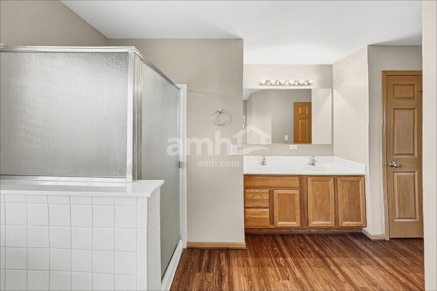 Building Photo - 204 Winding Trl