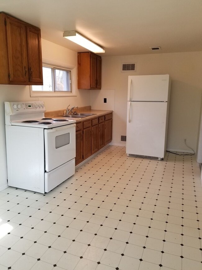 Building Photo - Two Bedroom House