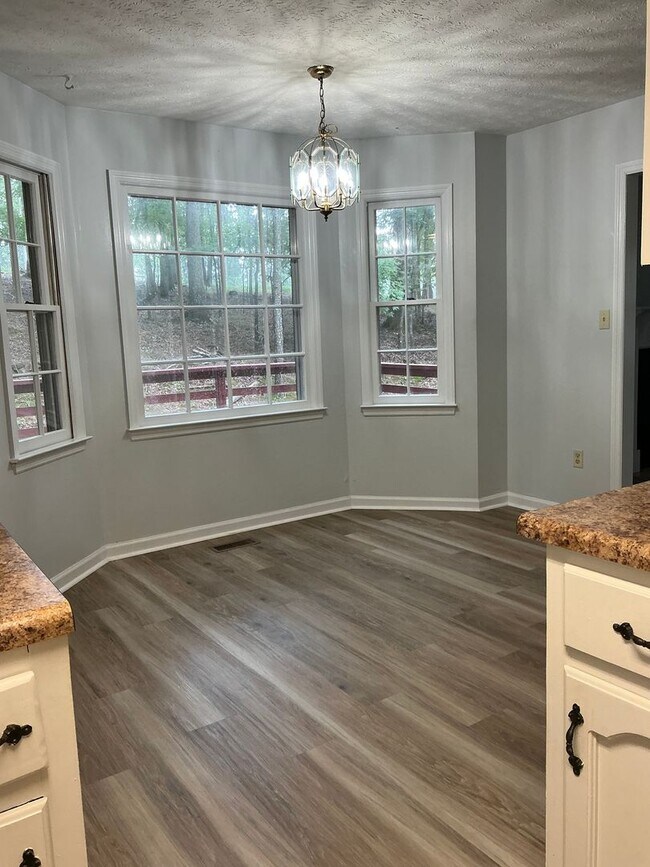 Building Photo - Westwood Hills! 3 BR 2 1/2 Bath home off M...