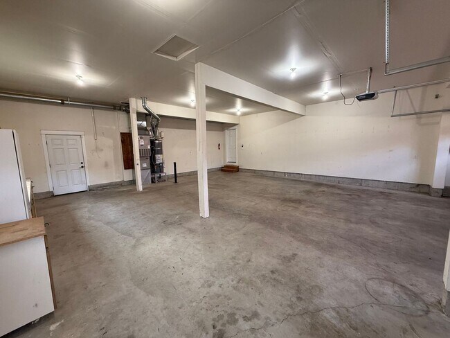 Building Photo - Stunning large 3 bedroom plus bonus rooms ...