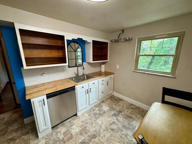 Building Photo - Charming 2-Bed 1-Bath Home in Avalon!