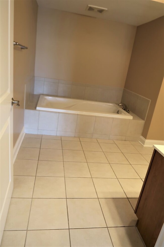 Building Photo - Available August 2025! 3BR/2BA includes pa...