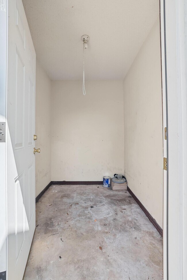 Building Photo - 455 Stara Cir